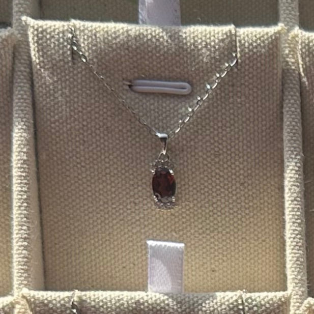 Ciondolo in Granato rosso ( argento925) e collana in acciaio inossidabile
